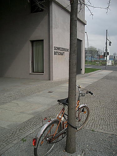 Fahrrad vor Schweizer Botschaft, 2005